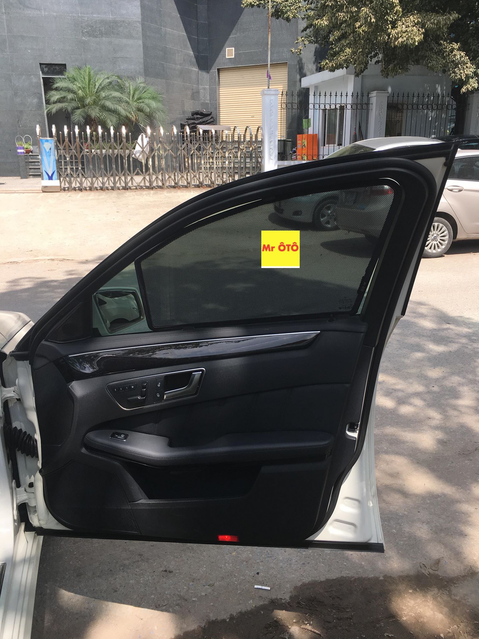 Rèm tủ nắng nóng xe cộ Mercedes V250 Cao Cấp gắn nam châm hút từ OTOALO #25 Rèm tủ nắng nóng xe cộ Mercedes V250 Cao Cấp gắn nam châm hút từ OTOALO
